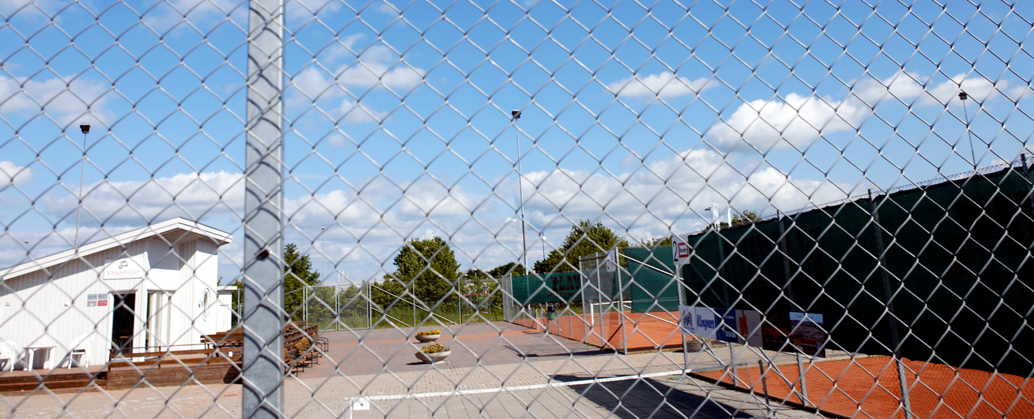 Stängsel runt tennisbana