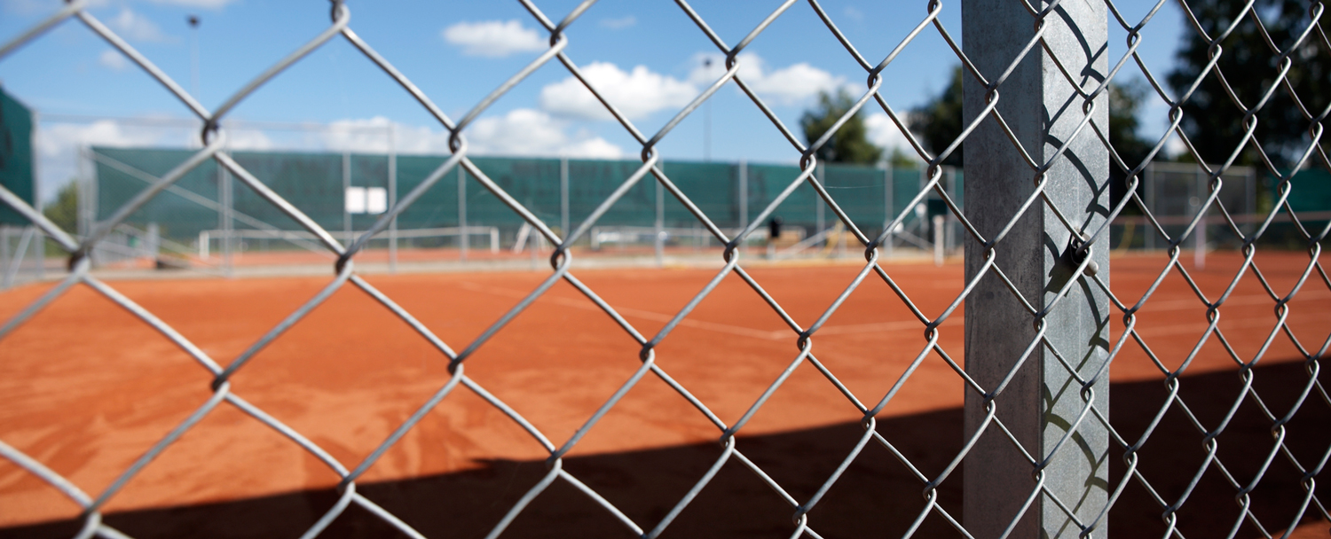 Industristängsel vid tennisbana